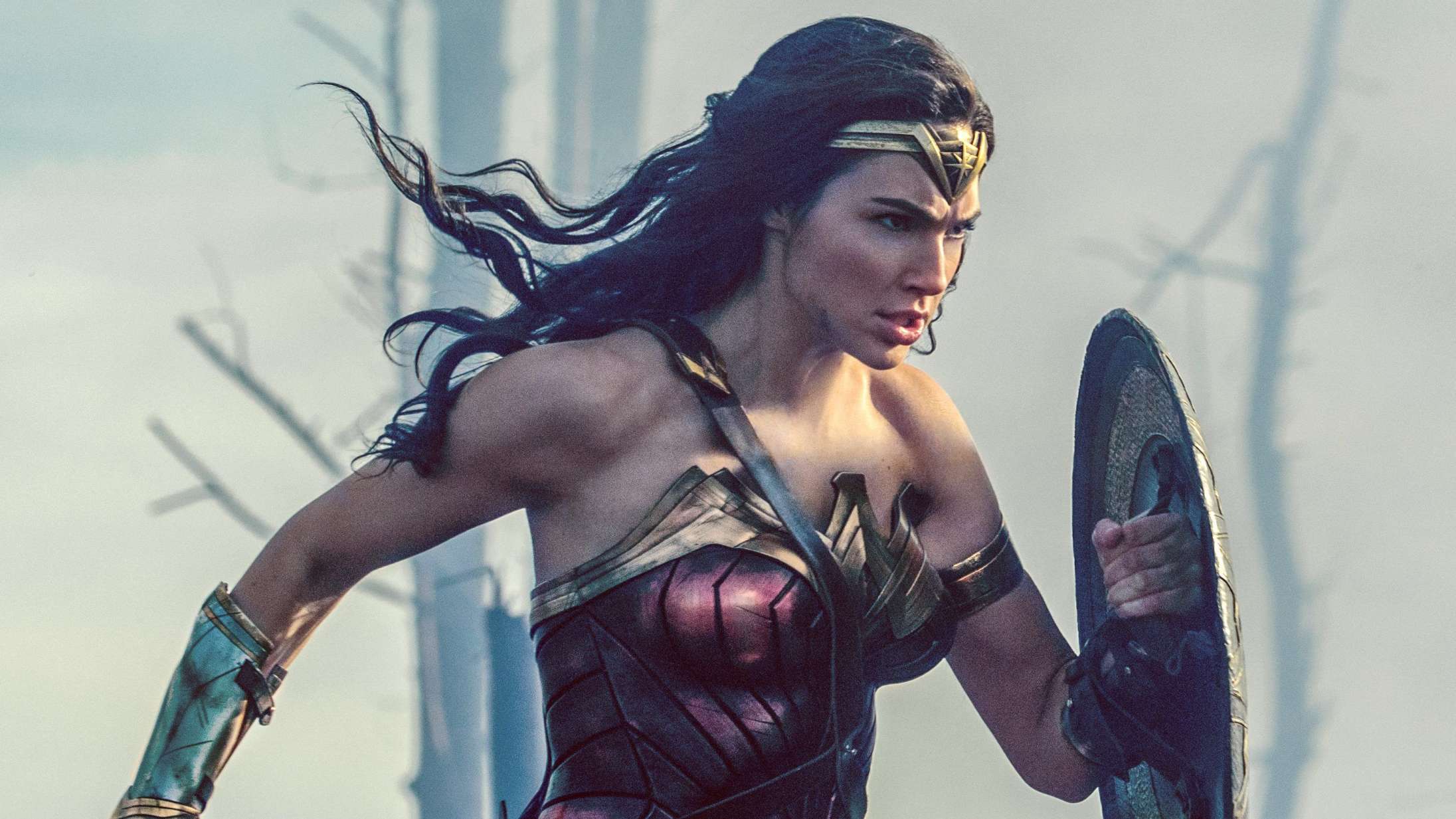 Hvorfor har Wonder Woman hotpants på i krig?