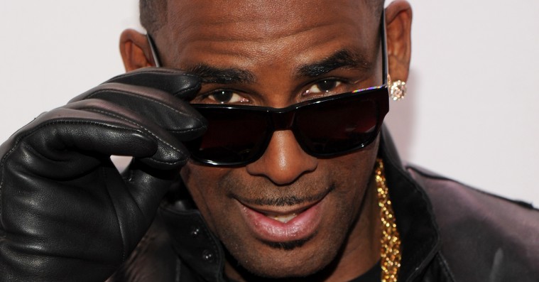 R. Kelly beskyldt for at holde kvinder fanget i sex-kult – benægter alle anklager