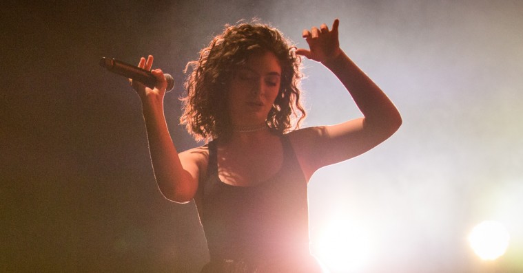 Lorde deler nyt remix af ‘Homemade Dynamite’ feat. SZA, Khalid og Post Malone