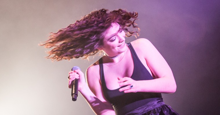 Lorde synger Whitney Houston under koncert i Sydney