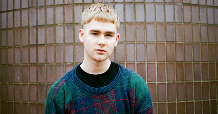 Mura Masa holder sommerfest med ASAP Rocky, Damon Albarn og andre VIP-venner på sit debutalbum