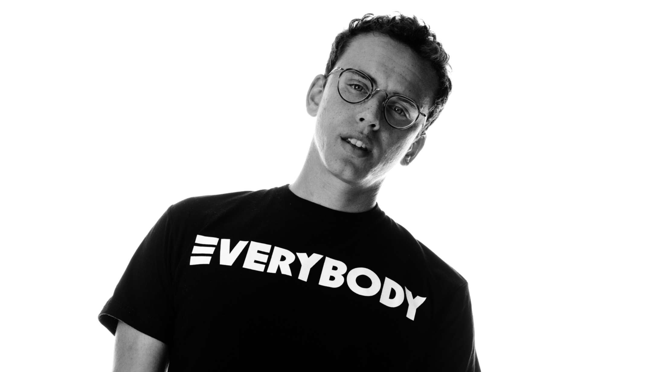 Logic lyder som en bifigur på sit eget album
