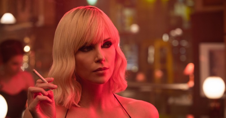 ‘Atomic Blonde’: Charlize Theron uddeler tæsk i hårdkogt agentfilm