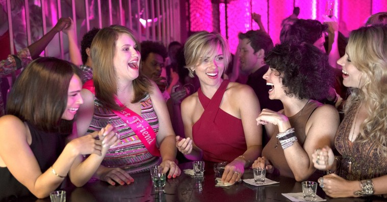 ‘Girls Night Out’: Sløset polterabendfarce spilder sine talentfulde kvinder på tamponjokes