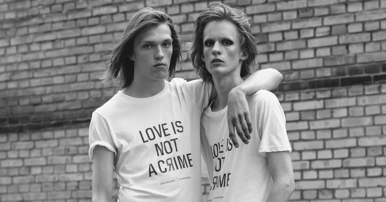 Danske designere laver velgørende t-shirts – støtter LGBTQ-rettigheder