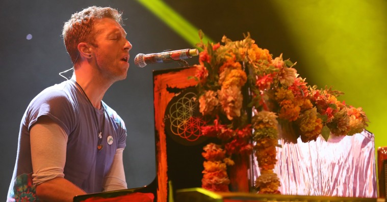 Coldplays Chris Martin hylder afdøde Chester Bennington med et live-cover af ‘Crawling’ – se video