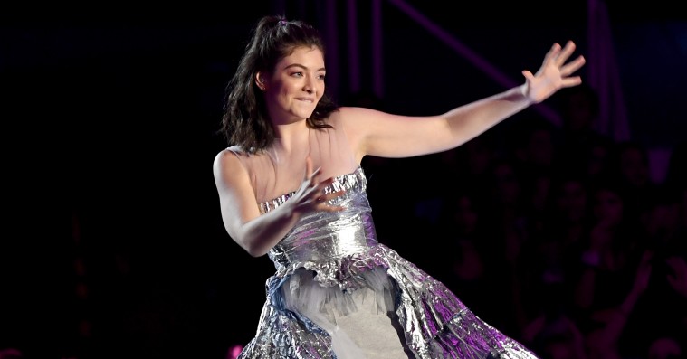 Lorde trodsede influenza til VMA: Dansede sig stumt igennem ‘Homemade Dynamite’