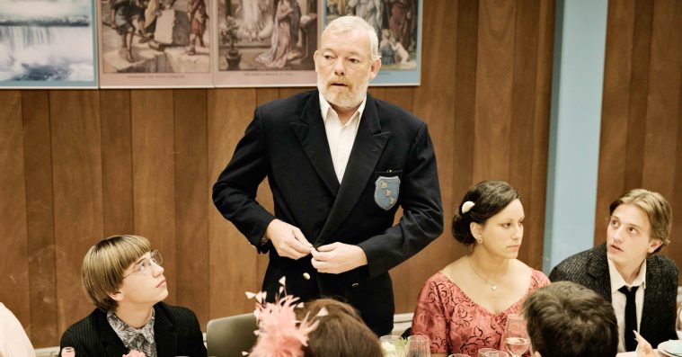 ’Gud taler ud’: Søren Malling er blændende som villavejens sidste ligusterpatriark