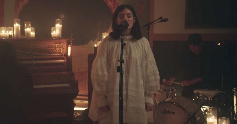 Lorde spiller akustiske versioner af sange fra ‘Melodrama’ – se den flotte livesession