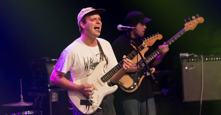 Mac DeMarco sætter sin gamle sofa til salg – donerer overskuddet til rocklejr for piger