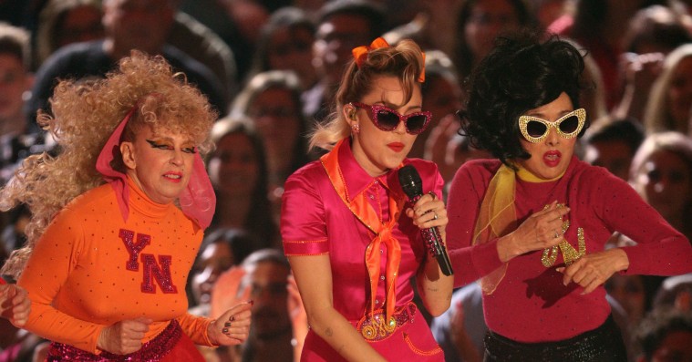 Miley Cyrus var overbevisende til VMA – sang ‘Younger Now’ flankeret af børn og ældre