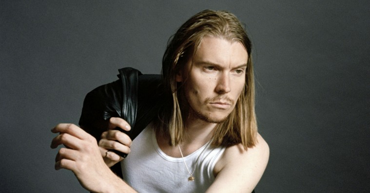 Alex Cameron kommer igen til Danmark – efter udsolgt koncert på Ideal Bar