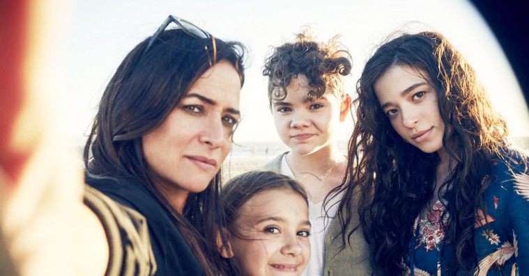 ’Better Things’ sæson 2: Sjældent er forældreskab skildret så sjovt, rørende og rammende