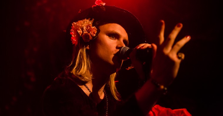 Bisse præsenterede sin nostalgiske fremtid til premierekoncert på nyt album