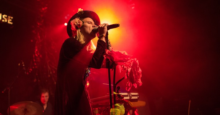 De mest nostalgiske barndomsreferencer på Bisses nye album