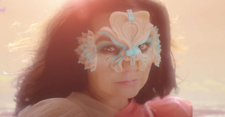 Björk interviewer sig selv om fremtiden, fløjtespil og utopier i en Trump-tid