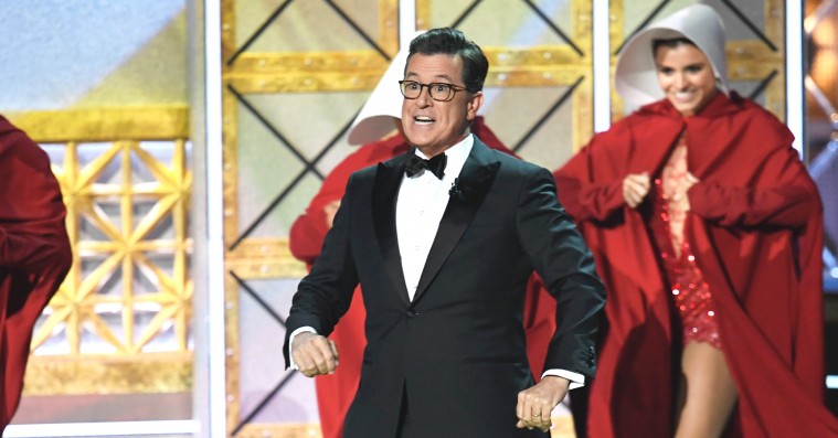 Stephen Colberts Emmy-åbningstale er én lang Trump-sviner – med besøg af Chance the Rapper