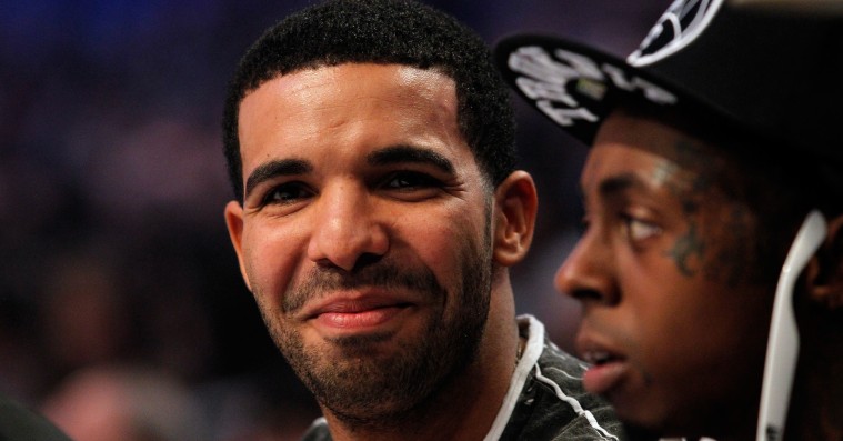 Se Drake falde seriøst på røven i rulleskøjte-fraklip fra ‘Nice For What’-videoen
