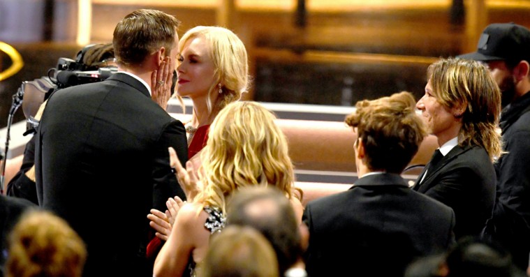Twitter splittet: Nicole Kidman kysser sin serie-mand for næsen af sin rigtige mand efter Emmy-sejr