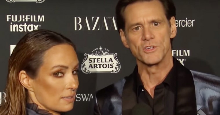 Jim Carrey går i eksistentiel opløsning på den røde løber – se klippet
