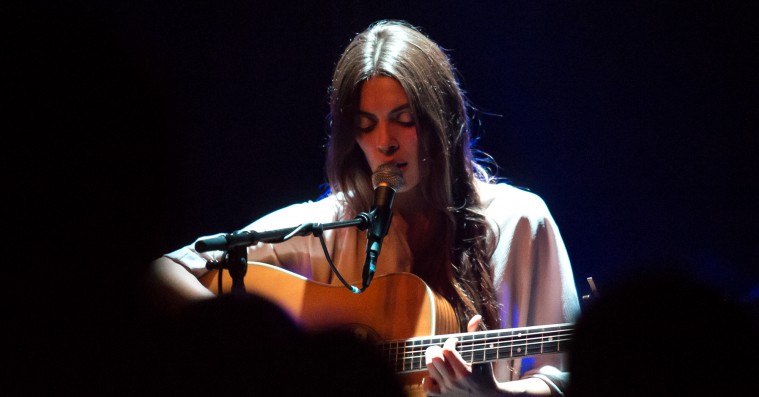 Introverte Julie Byrne fik næsten overført soveværelset til scenen