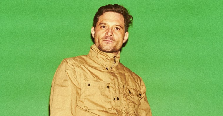 The Floor Is Made Of Lava-frontmand går solo – hør Tobias Kippenbergers debutsingle ‘Op og ned i showbiz’