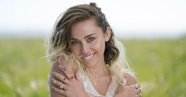 Miley Cyrus giver fingeren til provokationslysten på countrybegejstret voksenalbum