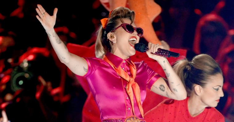 Elvis-referencerne er tydelige på Miley Cyrus’ nye single ‘Week Without You’