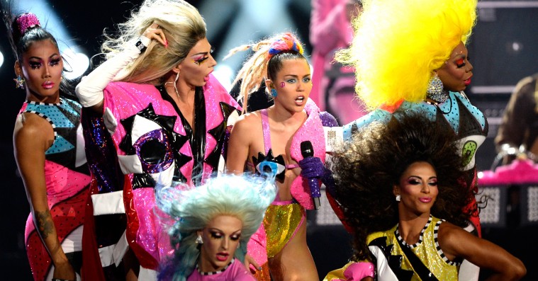 Mig og Miley: Popstjernens image-udvikling set gennem en millennials øjne – fra purity ring til strap-on