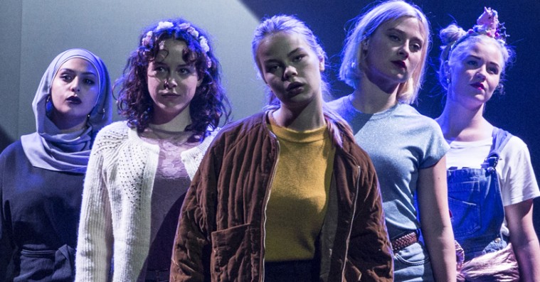 ‘Skam 1: Eva’: Teaterversion på dansk skaber en ny og anderledes oplevelse uden et eneste serr