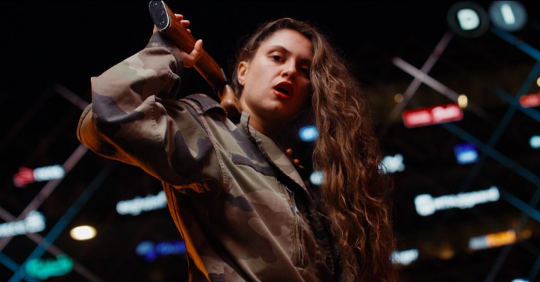 ’Svesken på disken’: Hvordan Nikoline har gjort protestsangen brændende aktuel