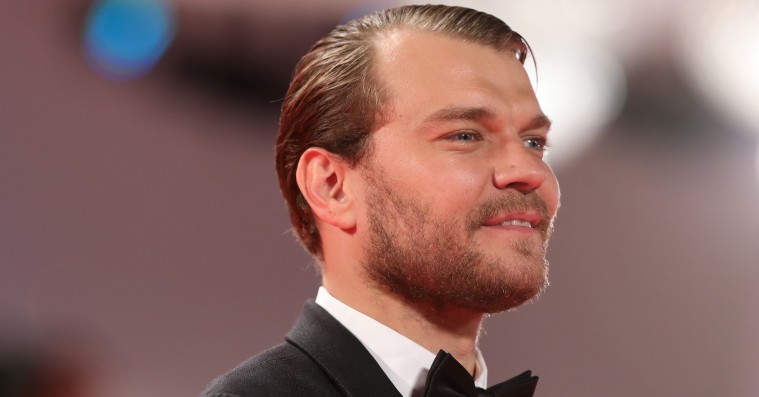 Pilou Asbæk stjæler showet i Venedig: »Nu skal jeg ud og ryge en joint«