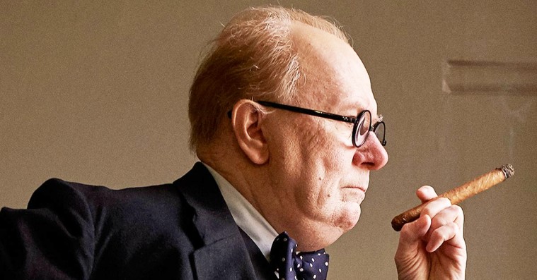 ‘Darkest Hour’: Oscar-favoritten Gary Oldman er prangende og pompøs i gammeldags biopic