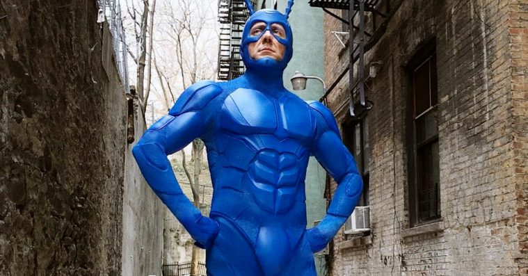 ‘The Tick’: Neurotisk sidekick kan ikke redde Amazons generiske superhelte-parodi