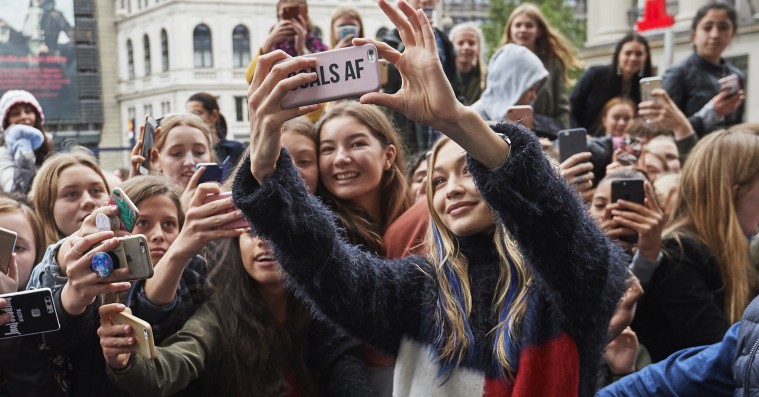 Gigi Hadid blev mødt af skrigende fans i København