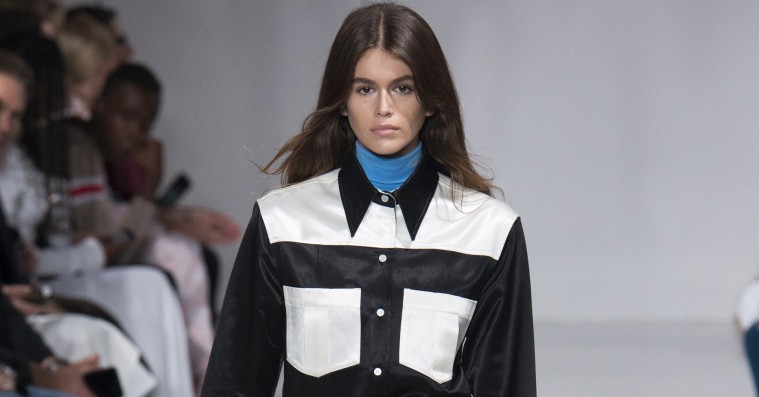 Æblet falder ikke langt fra stammen: Cindy Crawfords datter debuterede på catwalken