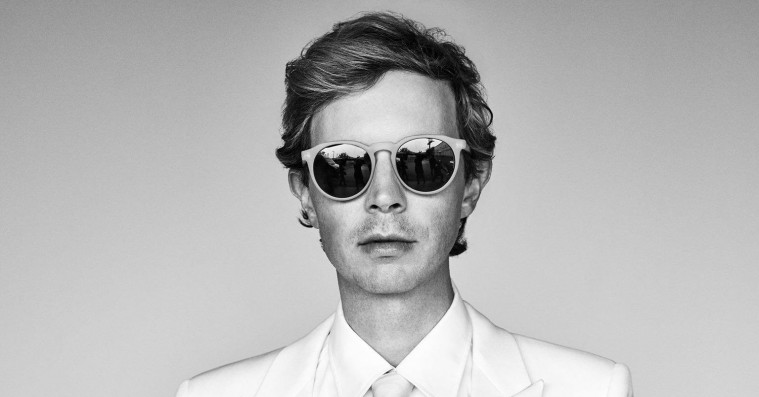 Beck annoncerer nyt album – deler den ustyrlige førstesingle ’Saw Lightning’ med Pharrell