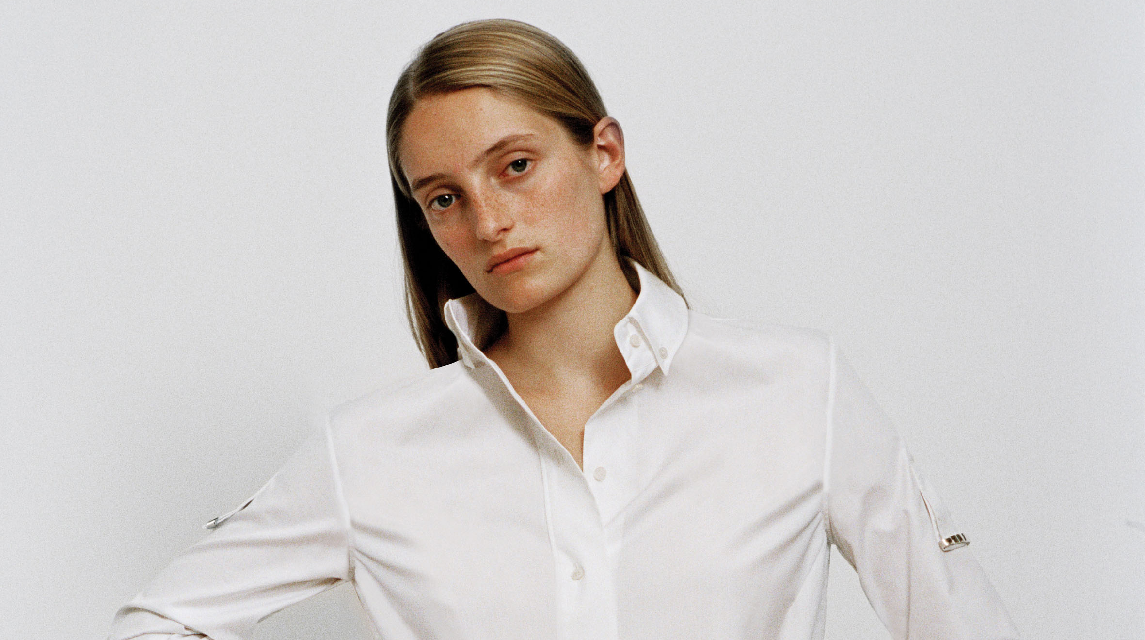 Opgør med forbrugskulturen: Designer laver kun hvide skjorter