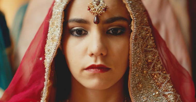 ’Brylluppet’: Drama om tvangsægteskaber med et svirp
