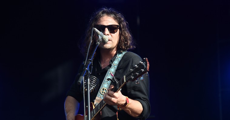 Se The War On Drugs spille Neil Young-cover – kaster sig over ‘Like a Hurricane’