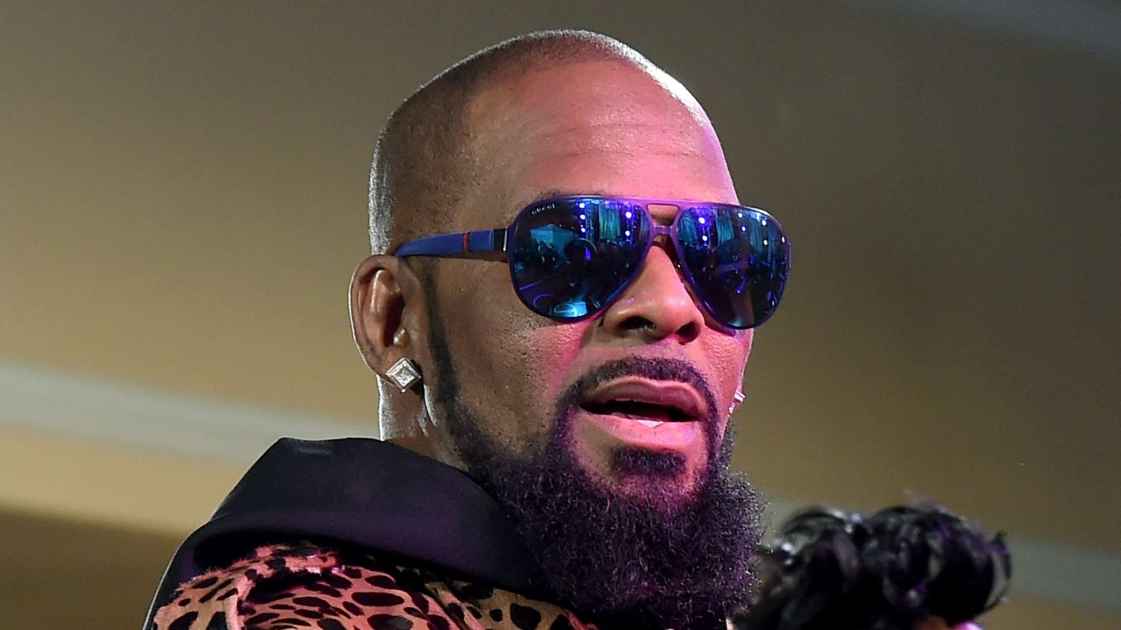 R. Kelly hospitalindlagt for angstanfald – og sat i karantæne af sit pladeselskab