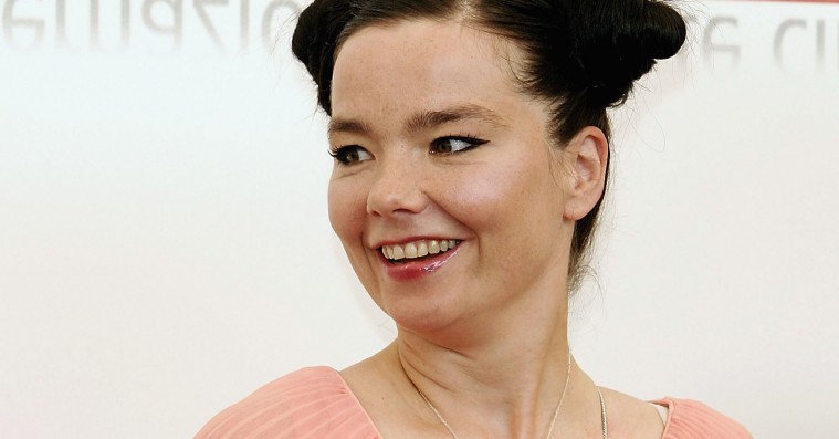 Björk uddyber sexchikane-anklager: Fik seksuelle tilbud og uønskede knus af »dansk instruktør«