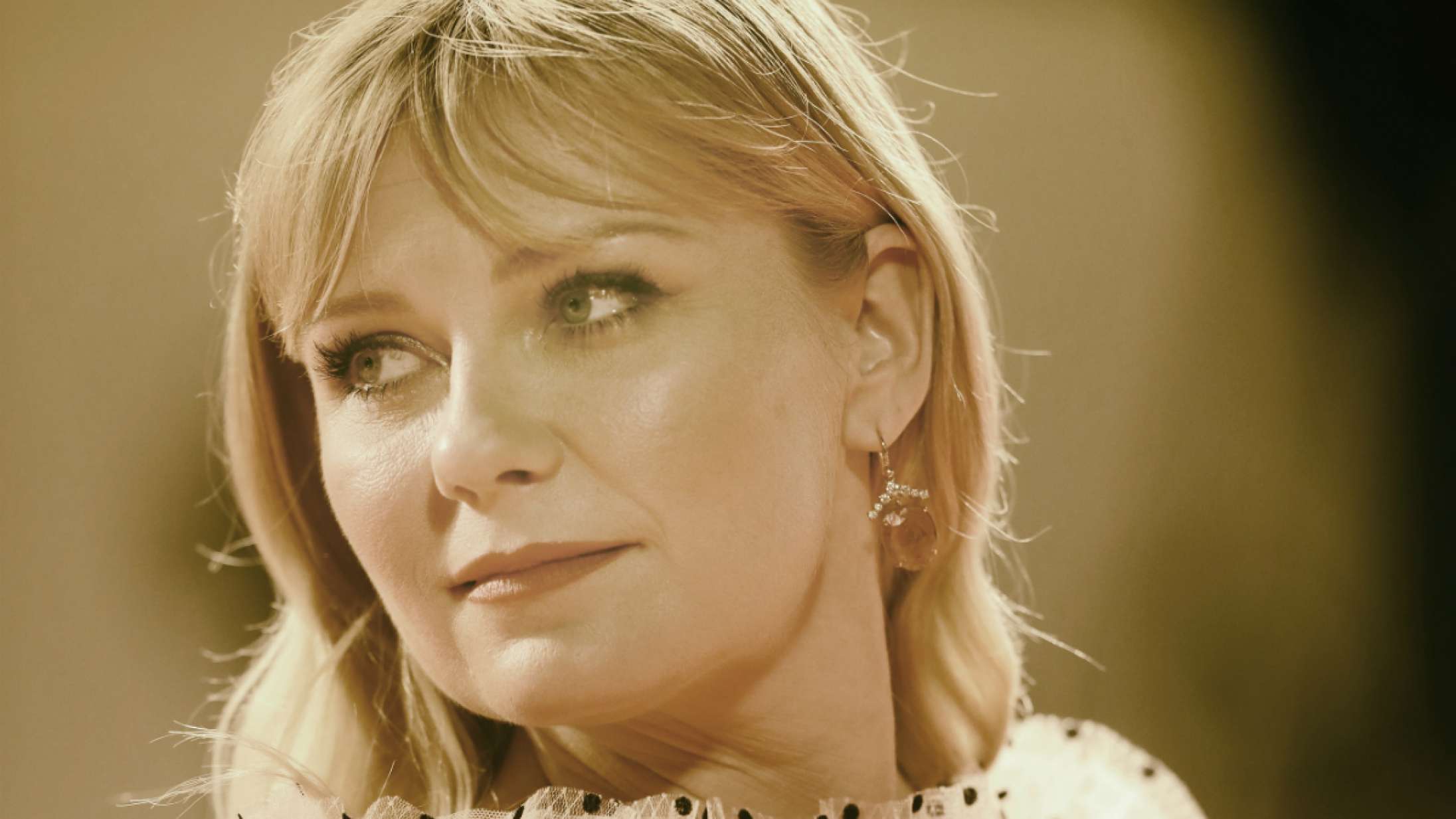Kirsten Dunst vil egentlig bare gerne vide, hvad hun laver på Kanye Wests kampagneplakater