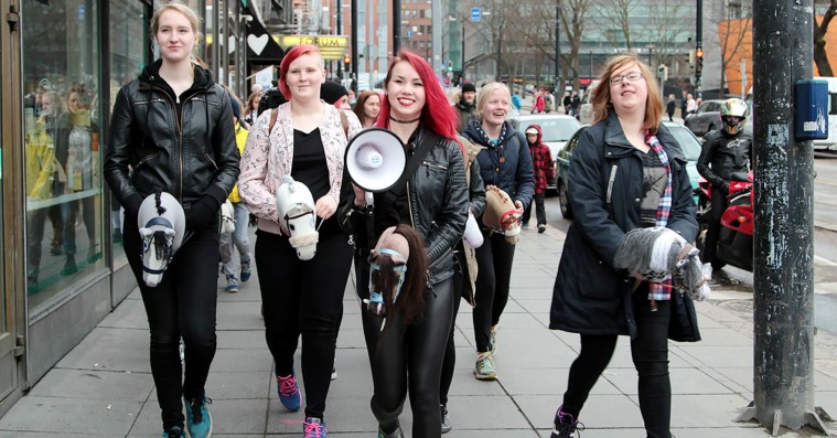 ‘Hobbyhorse Revolution’: I Finland rider de på kæphest – og det er vidunderligt