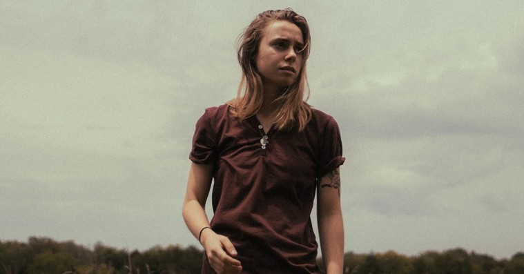 Julien Baker pakker sin inderlighed ind, så det næsten føles harmløst