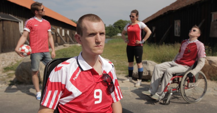 Narcissistisk dansk instruktør giver skandaløst 5 stjerner til sin egen film