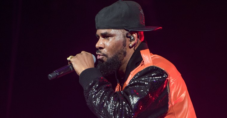 R. Kelly arresteret på baggrund af 10 sigtelser for misbrug af mindreårige