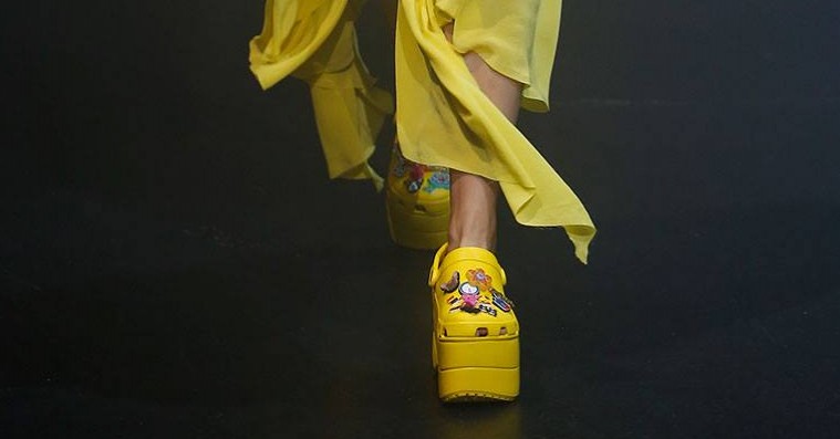 Demna Gvasalias seneste LOL-mode: Plateau-Crocs og scootertasker