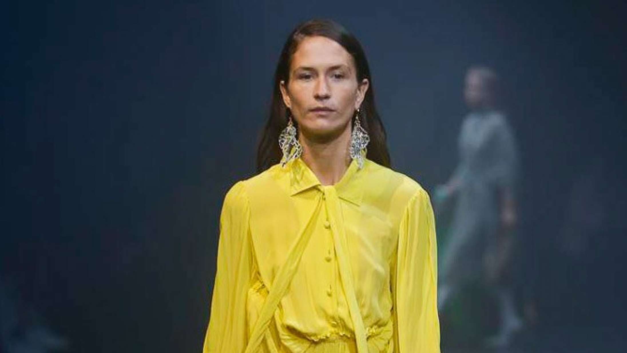 Emma Leth gik Balenciaga-show igen – fik selskab af Klara Kristin