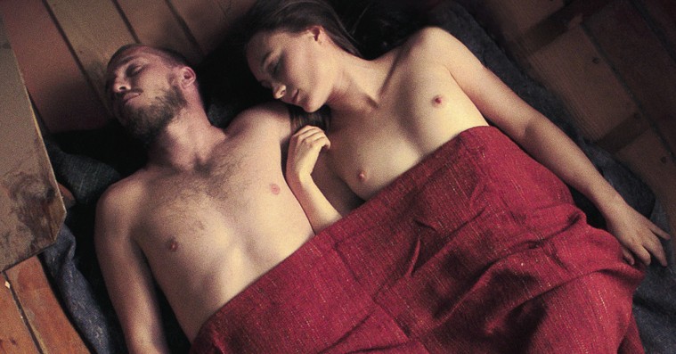 I dansk mainstream-krise er ‘Mens vi lever’ en åbenbaring – nu skal der snøftes i kor